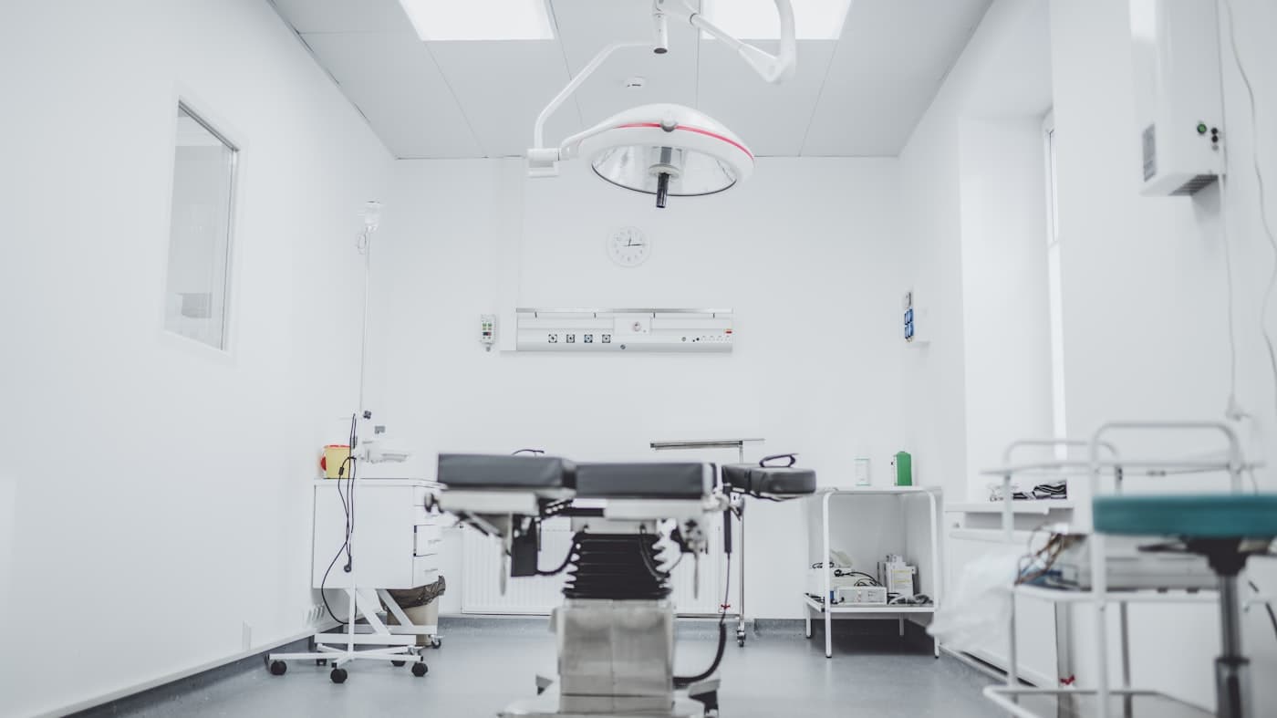 Medico in consulto con paziente per la gestione del lavoratore
