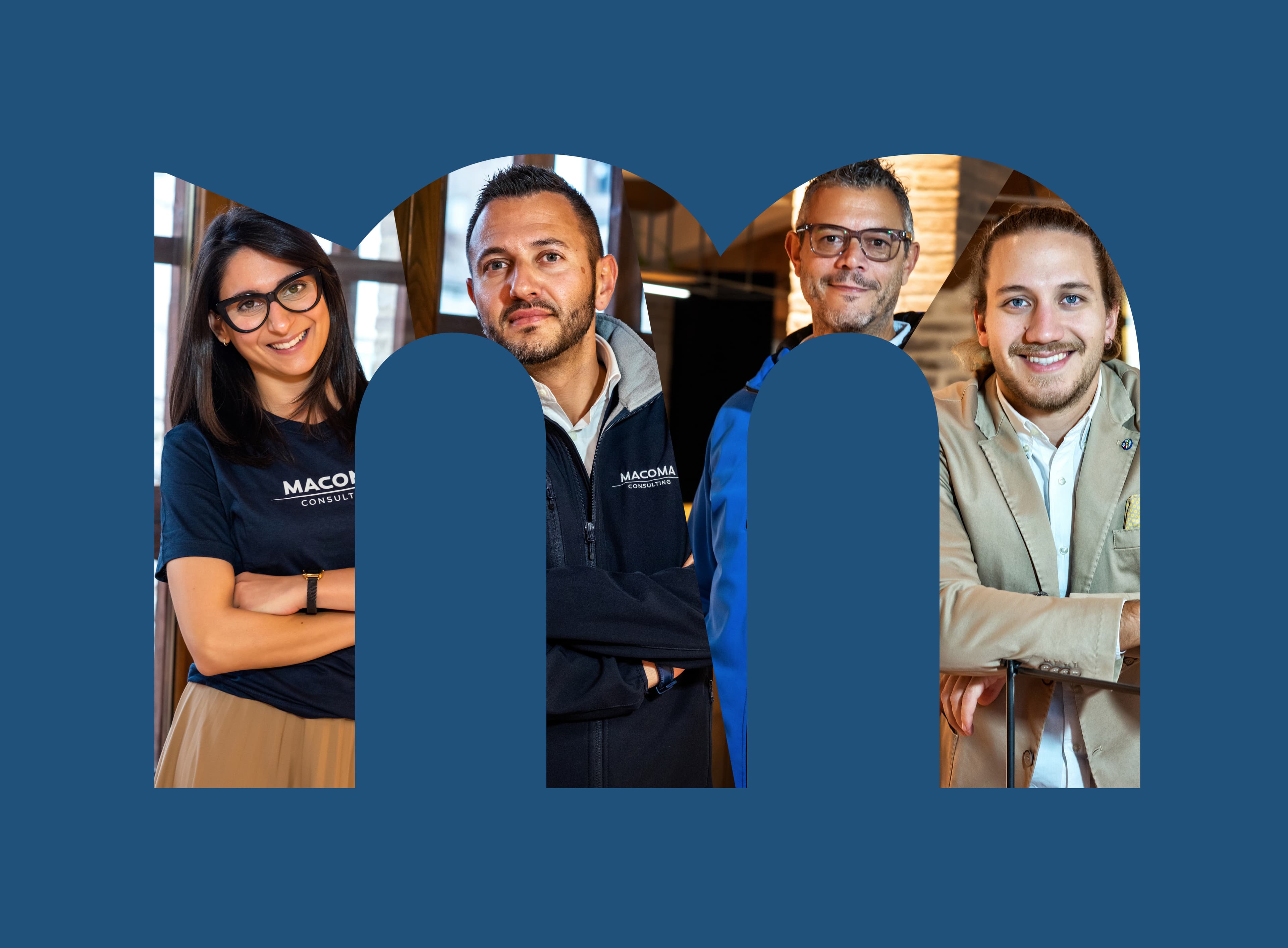 Il team Macoma Consulting — composizione editoriale con i ritratti dei consulenti su sfondo blu brand, 2021
